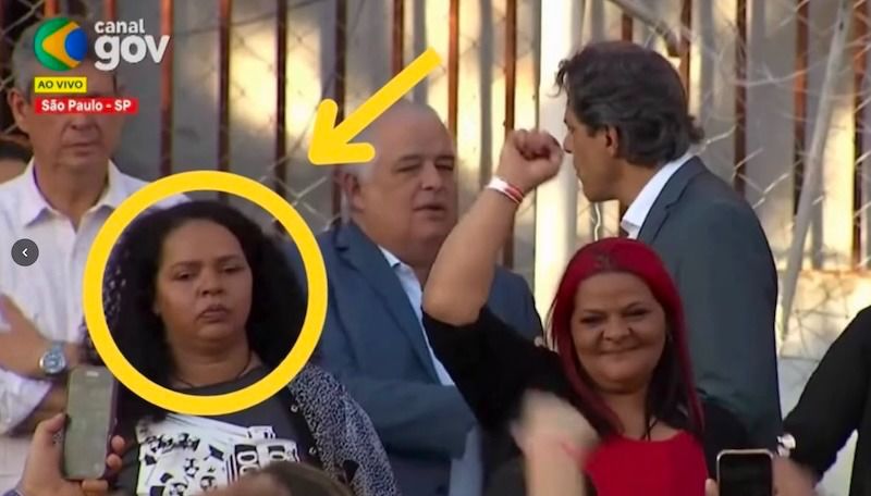 Foto mostra Haddad junto de mulher presa no Moinho
