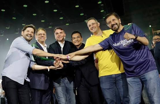 Tarcísio abre campanha ao lado de mulheres em Osasco