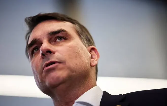 Flávio Bolsonaro tem candidatura travada no TSE