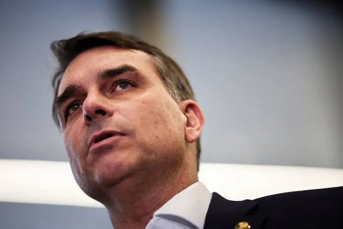 Flávio Bolsonaro tem candidatura travada no TSE