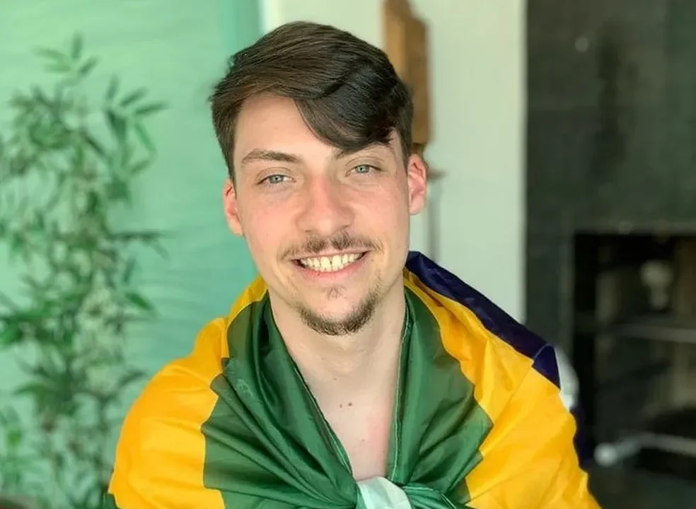 Jair Renan usa nome do pai nas urnas
