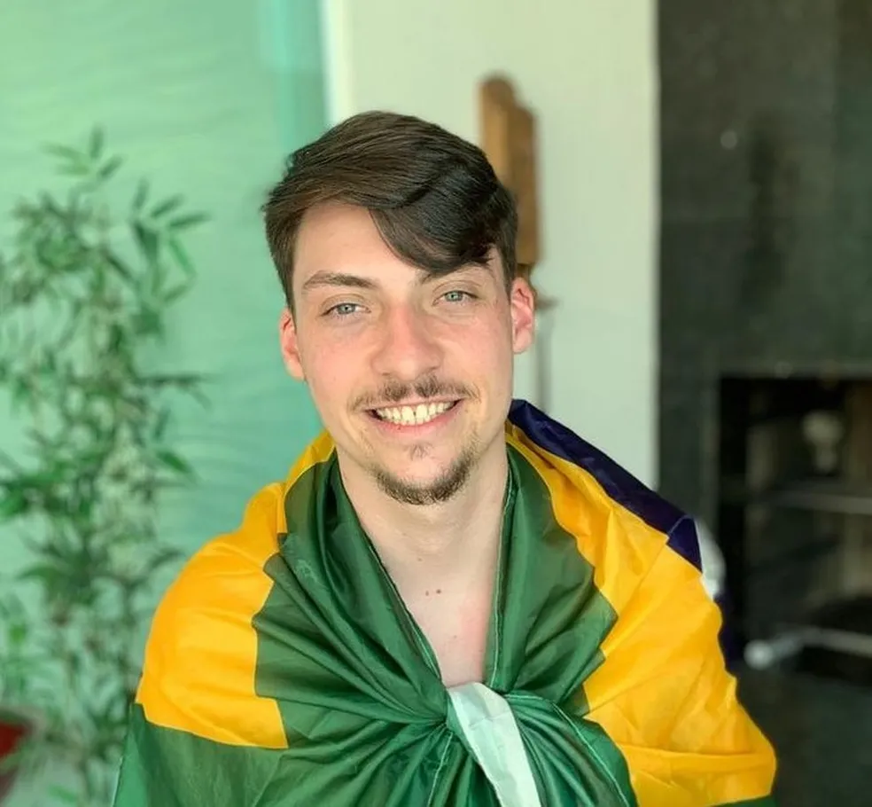 Jair Renan usa nome do pai nas urnas