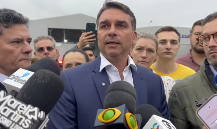 Flávio chama 8 de Janeiro de “grande farsa” ao visitar Filipe Martins