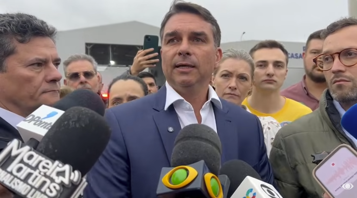 Flávio chama 8 de Janeiro de “grande farsa” ao visitar Filipe Martins