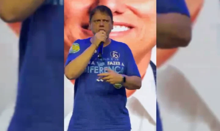 Tarcísio canta música gospel e reforça aproximação com evangélicos