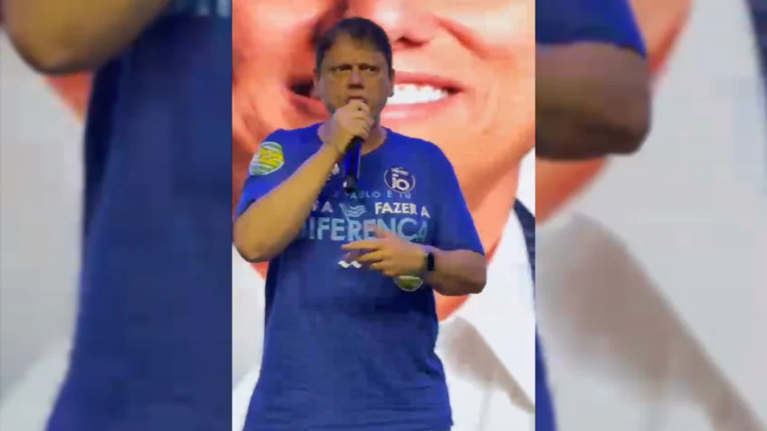 Tarcísio canta música gospel e reforça aproximação com evangélicos