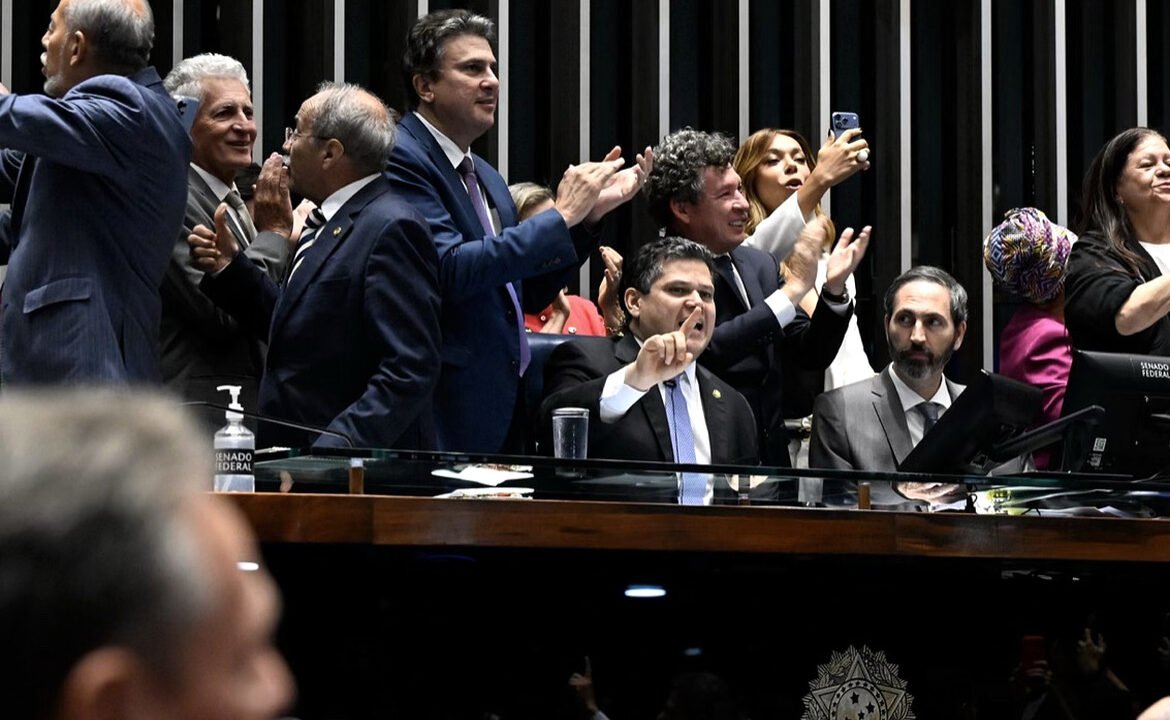 Senado aprova fim da escala 6×1 por 75 votos a 1