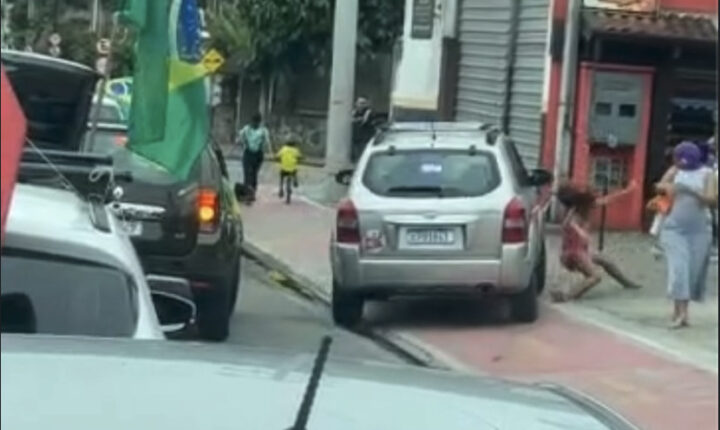 Duas crianças são atropeladas durante carreata pró-Flávio em Ilhabela