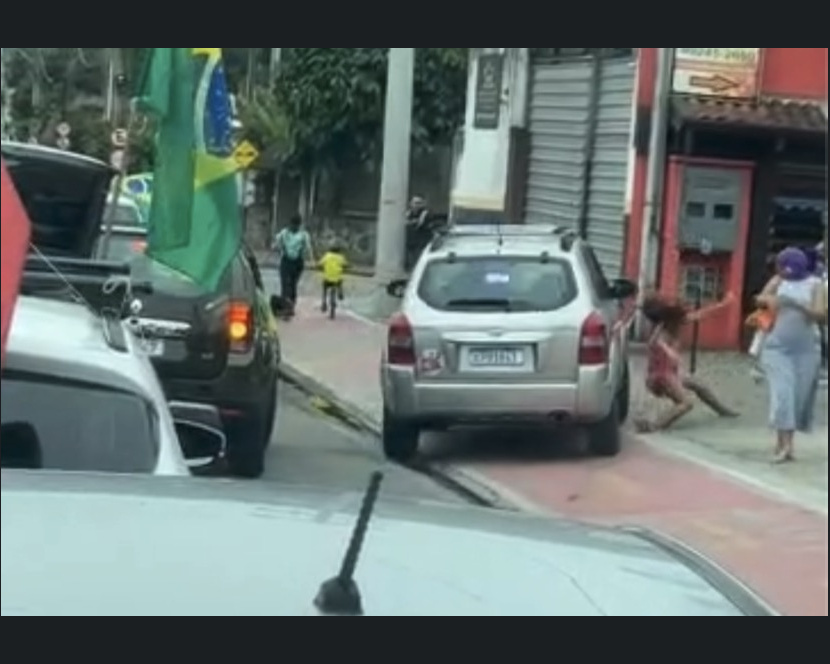 Duas crianças são atropeladas durante carreata pró-Flávio em Ilhabela