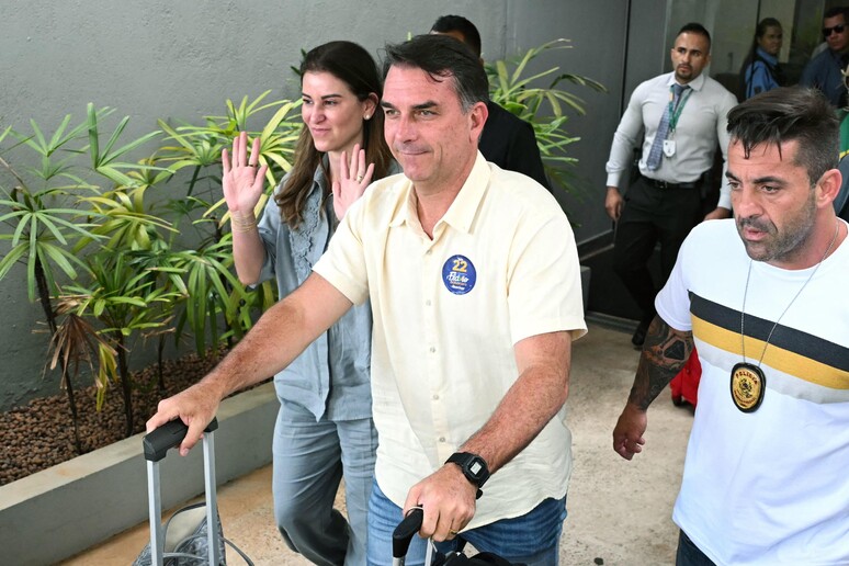 Reuters: aliado relata saída de Flávio enquanto PF busca senador