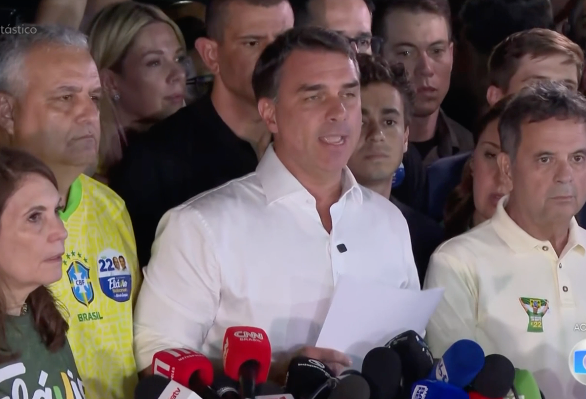 Flávio Bolsonaro contesta eleição e anuncia pedido de anulação