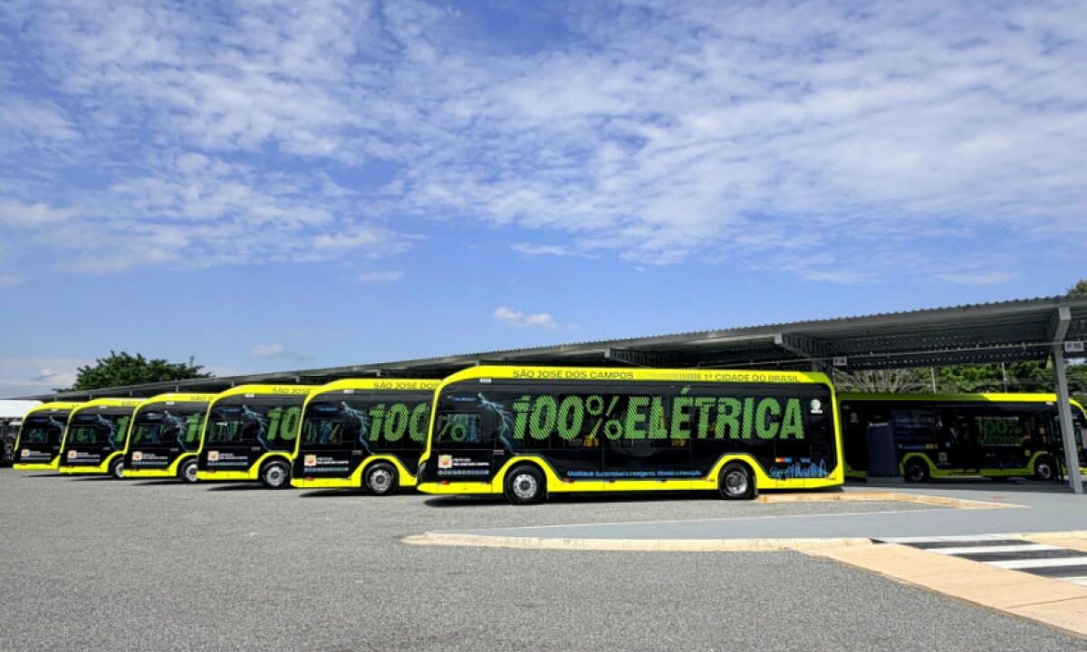 Amélia Naomi leva ônibus elétricos ao MP de novo; Prefeitura vê ação política