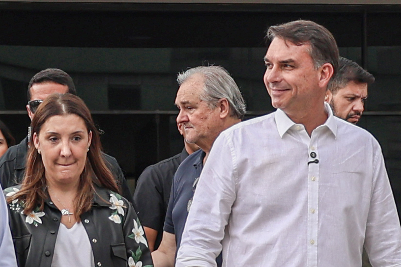 Flávio diz que Bolsonaro deu dicas, mas evita revelar o conteúdo