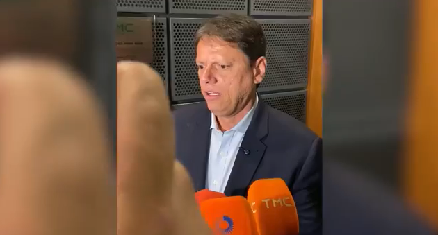 Tarcísio elogia Flávio e diz que Lula foi encurralado