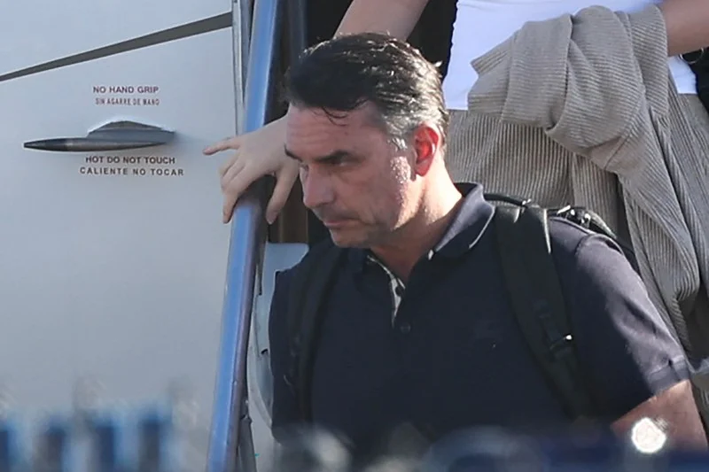 Flávio Bolsonaro se declara presidente e vai liderar oposição dos EUA