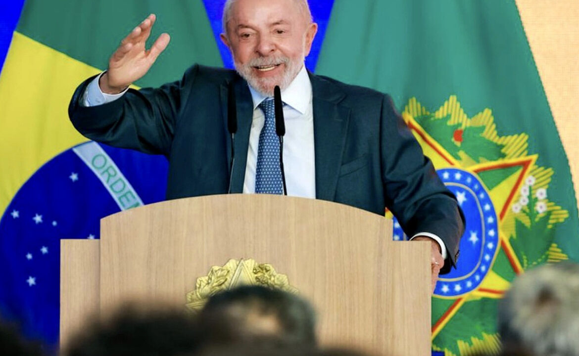 Lula promete Pé-de-Meia de R$ 700 para universitários
