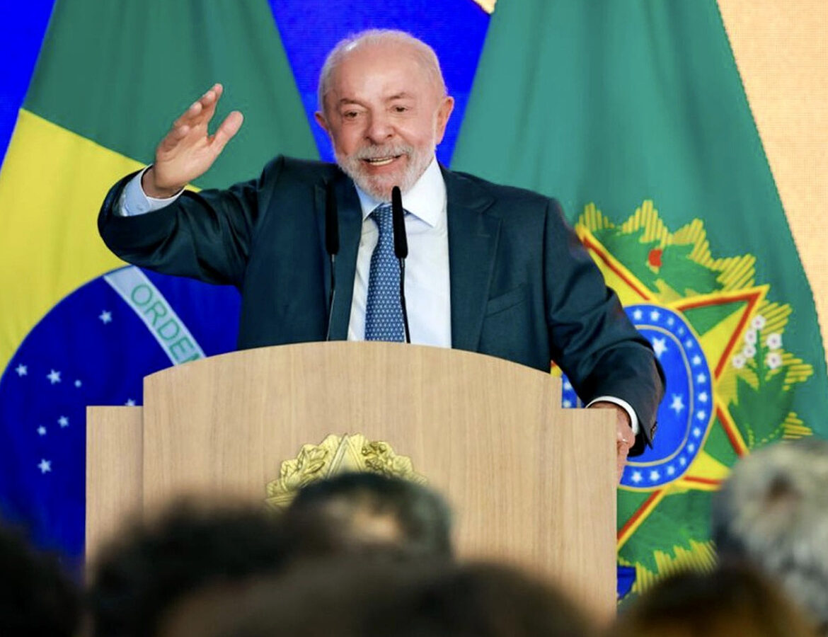 Lula promete Pé-de-Meia de R$ 700 para universitários